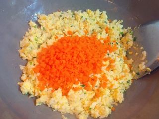 9、炒饭秀+五彩炒饭,倒入胡萝卜丁翻炒均匀。