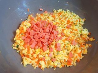 10、炒饭秀+五彩炒饭,倒入火腿肠丁翻炒均匀。
