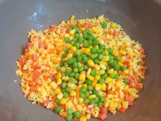 11、炒饭秀+五彩炒饭,再倒入焯好的玉米粒和豌豆翻炒均匀。