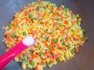 12、炒饭秀+五彩炒饭,然后加入适量盐调味。