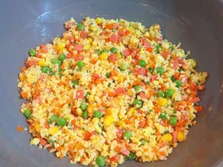 13、炒饭秀+五彩炒饭,所有食材翻炒均匀即可。