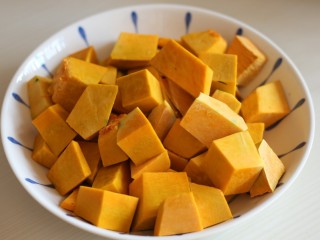 1、超治愈的南瓜焖饭,南瓜切小块，切记块不可以太大，否则不容易熟。