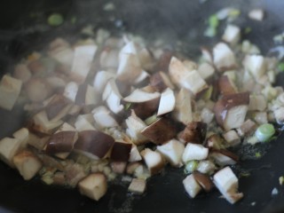 8、超治愈的南瓜焖饭,放入香菇丁翻炒。