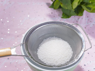 1、炎炎夏日，你一定要来一碗清凉又解暑的甜品！,将西米放入网盆内用清水洗，并沥干水分