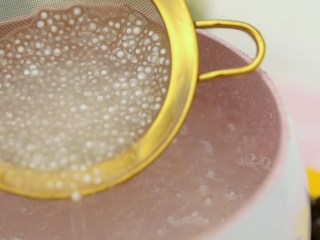 2、炎炎夏日，你一定要来一碗清凉又解暑的甜品！,煮1L水，把西米舀入锅中，使西米变软，呈现半透明状