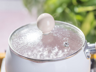 3、炎炎夏日，你一定要来一碗清凉又解暑的甜品！,煮开后，关火盖上锅盖焖10分钟左右