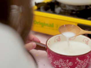 6、炎炎夏日，你一定要来一碗清凉又解暑的甜品！,加入适量的零卡糖调味，制成椰浆