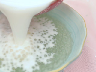 7、炎炎夏日，你一定要来一碗清凉又解暑的甜品！,将搅拌均匀的椰浆倒入西米里