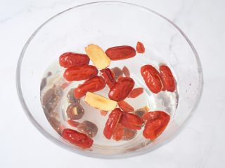3、桂圆红枣茶,再把桂圆、红枣、枸杞用清水清洗干净