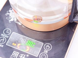 6、桂圆红枣茶,盖上盖子，启动花茶功能，坐等程序结束即可