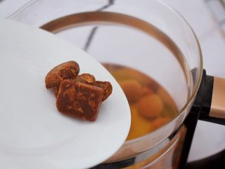 7、桂圆红枣茶,再加入红糖继续煮至红糖融化即可