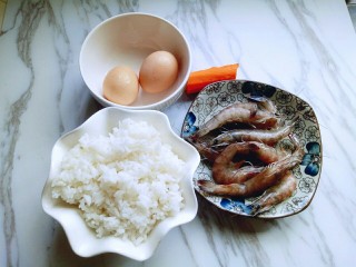 1、虾仁黄金炒饭,准备好食材。