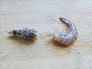 2、虾仁黄金炒饭,将虾去头，去壳，去虾线。