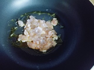 11、虾仁黄金炒饭,平底锅，热锅冷油，加入虾仁小火煸炒。