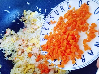 18、虾仁黄金炒饭,再加入炒过的胡萝卜碎翻炒。