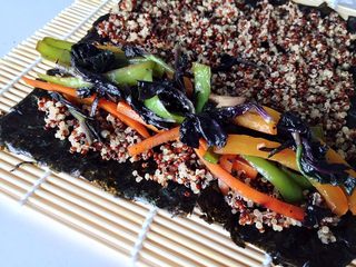 8、健康低卡餐-秘鲁三色藜麦寿司,放入步骤7中配料