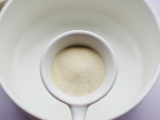 1、少女风的草莓牛奶冻,吉利丁粉倒入温水中搅拌至融化。
