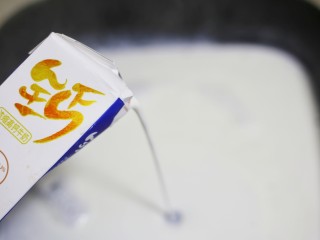 2、少女风的草莓牛奶冻,牛奶倒入锅中。