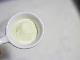 3、少女风的草莓牛奶冻,加2勺澳优爱优奶粉。