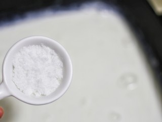 4、少女风的草莓牛奶冻,加一勺绵白糖。