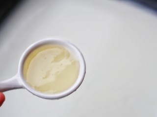 5、少女风的草莓牛奶冻,加入吉利丁粉。