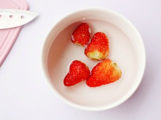 7、少女风的草莓牛奶冻,等待牛奶晾凉的同时，将草莓清洗干净。