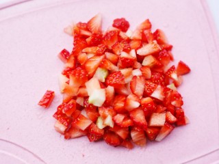 8、少女风的草莓牛奶冻,切小丁。