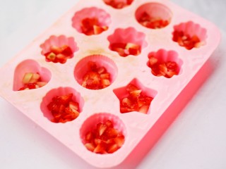 9、少女风的草莓牛奶冻,草莓丁置入模具中。