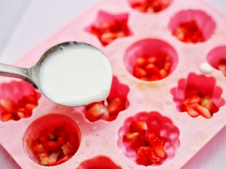 10、少女风的草莓牛奶冻,然后倒入晾凉的牛奶。