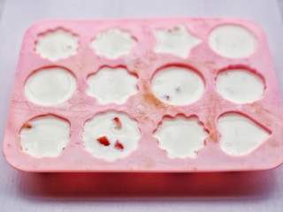 11、少女风的草莓牛奶冻,盖上盖子或者保鲜膜，放入冰箱冷藏2小时以上！