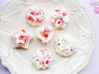 12、少女风的草莓牛奶冻,开吃。