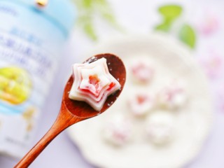 13、少女风的草莓牛奶冻,颜值棒棒哒。