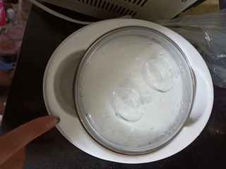 1、风味酸奶,用开水将制作容器和搅拌器具冲烫清洁干净（消毒不彻底易导致酸奶发酵失败）