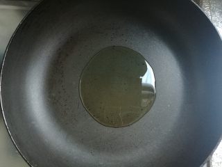 2、剩米饭华丽大变身——虾仁焗饭,炒锅坐火上烧热,放适量油。