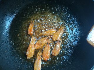 3、剩米饭华丽大变身——虾仁焗饭,下入鲜虾头,一遍翻炒一般压挤虾头,煸出红油,捞出不用。