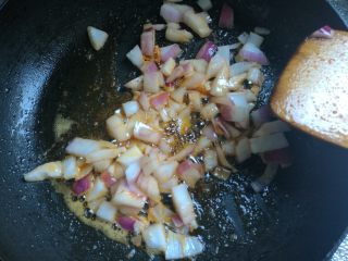 4、剩米饭华丽大变身——虾仁焗饭,下入葱头煸炒出香。