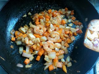 7、剩米饭华丽大变身——虾仁焗饭,翻炒至熟,待用。烤箱预热上下火190度10分钟。