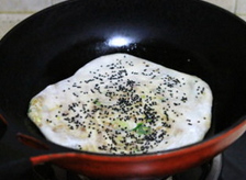 13、千层肉酥饼,锅中热少许油，将饼放入，中小火