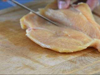 1、面对这种鸡排，吃完再考虑减肥的事！,鸡胸肉中间切开，不要完全切断。