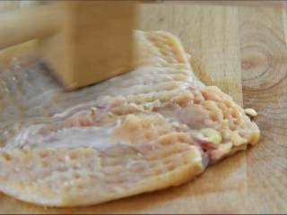 2、面对这种鸡排，吃完再考虑减肥的事！,用松肉锤轻轻地把肉敲松。