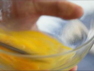 5、面对这种鸡排，吃完再考虑减肥的事！,鸡蛋打散。