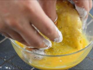 7、面对这种鸡排，吃完再考虑减肥的事！,再裹上一层蛋液。