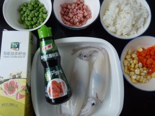 1、鱿鱼饭卷,各材料除鱿鱼外均切小颗