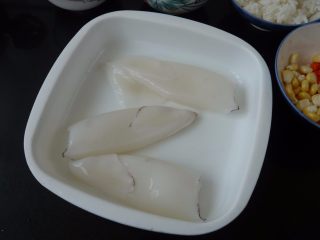 2、鱿鱼饭卷,鱿鱼取出内脏清理干净，待用