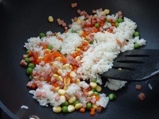 5、鱿鱼饭卷,再下火腿、红萝卜、玉米