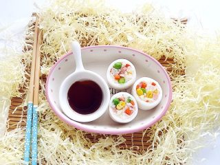 12、鱿鱼饭卷,取酱油、山茶油放一小碟内，把鱿鱼饭卷蘸点食用