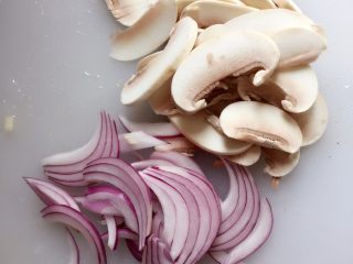 3、培根蘑菇薯片薄饼,将紫洋葱、口菇切薄片