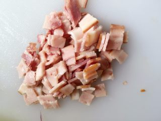 4、培根蘑菇薯片薄饼,培根切细丁；
