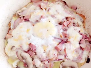 9、培根蘑菇薯片薄饼,盖上盖子5分钟左右，至芝士融化及鸡蛋凝固煮熟；