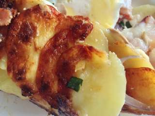 12、培根蘑菇薯片薄饼,土豆焦脆，混合芝士浓香，好吧，明天我要继续吃......